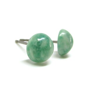 7 mm echte Jade Edelstein Titan Ohrstecker | Hypoallergene Reintitan Ohrstecker, handgefertigt in Kanada, echter Edelstein