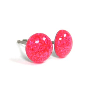 Neonroze glitter titanium oorknopjes | Hypoallergene pennen van puur titanium, handgemaakt in Canada