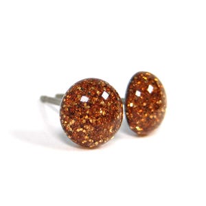 Perzikkleurige fuzz oranje glitter titanium oorknopjes | Hypoallergene pennen van puur titanium, handgemaakt in Canada