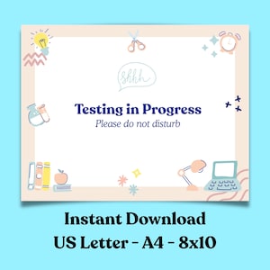 Op de afbeelding: Een crèmekleurig bord met de tekst "Testing in Progress, Please do not disturb." Het bord heeft illustraties van schoolspullen en de tekst "Instant Download, US Letter - A4 - 8x10."