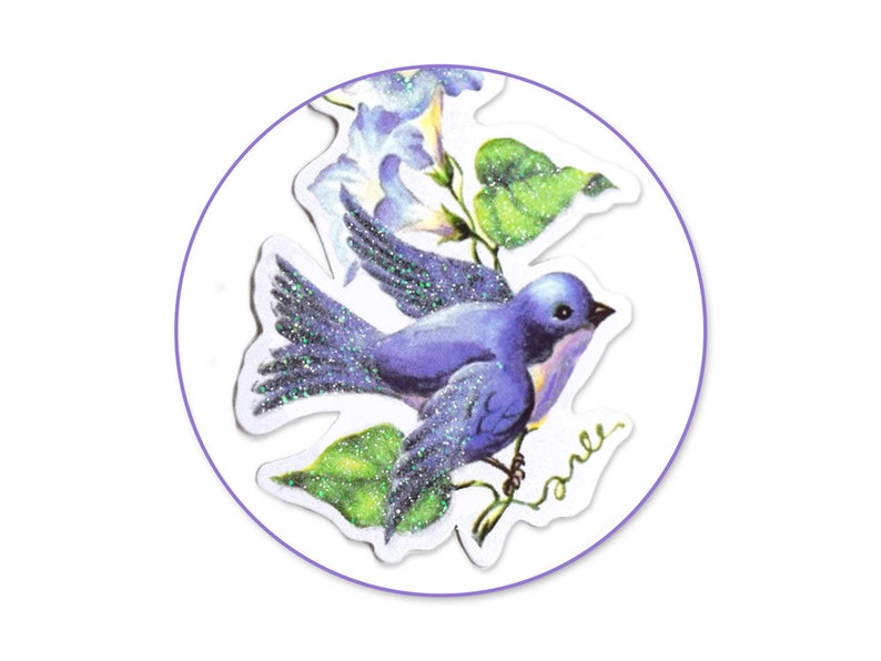 K&ouml;nnte beinhalten: Ein blauer Vogel mit Glitzerakzenten, der auf einer Rebe mit violetten Bl&uuml;ten sitzt. Der Vogel schaut nach rechts und hat seine Fl&uuml;gel ausgebreitet. Die Rebe hat gr&uuml;ne Bl&auml;tter und die Bl&uuml;ten sind wei&szlig; mit violetten Akzenten.