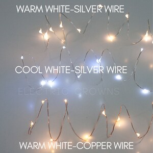 Op de afbeelding: Afbeelding van drie sets fee&euml;rieke lichtjes. De bovenste en middelste sets hebben zilverkleurige draad met warm en koel wit licht. De onderste set heeft warm wit licht op koperdraad. Tekst: "WARM WHITE-SILVER WIRE", "COOL WHITE-SILVER WIRE", en "WARM WHITE-COPPER WIRE".