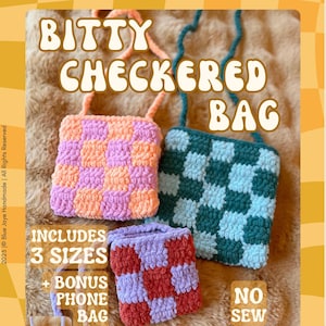 Könnte beinhalten: Drei gehäkelte Taschen mit Schachbrettmuster. Die Taschen sind in Rosa, Orange, Türkis und Blau gehalten. Das Bild enthält den Text "Bitty Checkered Bag", "Includes 3 Sizes + Bonus Phone Bag Mod" und "No Sew".