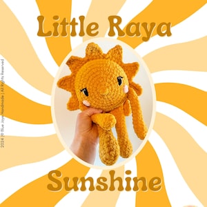 Może przedstawiać: Wzór na szydełku na pluszową zabawkę w kształcie słońca o nazwie "Little Raya Sunshine". Zabawka jest żółta i ma uśmiechniętą twarz z czarnymi oczami i różowymi policzkami. Wzór pochodzi od @bluejayehandmade.