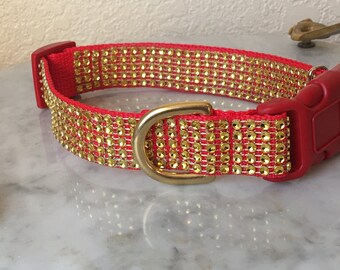 Könnte beinhalten: Roter Hundehalsband mit einem goldenen Strassstein-Design und einer roten Kunststoffschnalle.