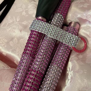 Envoltura brillante para tu bastón plegable. Cierre de velcro. Mantén tu bastón perfectamente plegado.