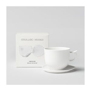 Könnte beinhalten: Ein weißes Keramik-Tee-Tassen- und Untertassen-Set mit einem einzigartigen Griffdesign. Das Set enthält eine passende Box mit dem Text "OSULLOC | MUJAGI" und "OSULLOC TEA CUP SET". Die Tasse steht auf einer weißen Untertasse.