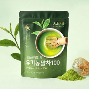 Könnte beinhalten: Ein dunkelgrüner Beutel mit Ssanggye Bio-Matcha 100 Teepulver. Die Verpackung zeigt eine Grafik einer Schale mit leuchtend grünem Matcha, einem Bambusbesen, einem Teeblattzweig und einem Haufen Matchapulver mit einem separaten Bambusbesen daneben.