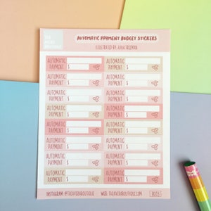 Puede incluir: Una hoja de pegatinas rosas y beige con el texto "Automatic Payment Budget Stickers" y "Illustrated by: Julia Freeman". Las pegatinas están diseñadas para hacer un seguimiento de los pagos automáticos y tienen espacios para escribir el importe del pago. Cada pegatina tiene un pequeño diseño de corazón.
