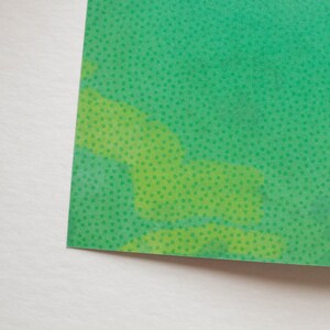 Puede incluir: Un papel con textura y un patr&oacute;n verde y amarillo.