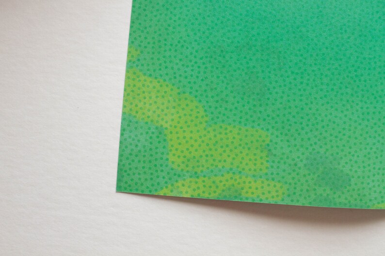 Puede incluir: Un papel con textura y un patr&oacute;n verde y amarillo.
