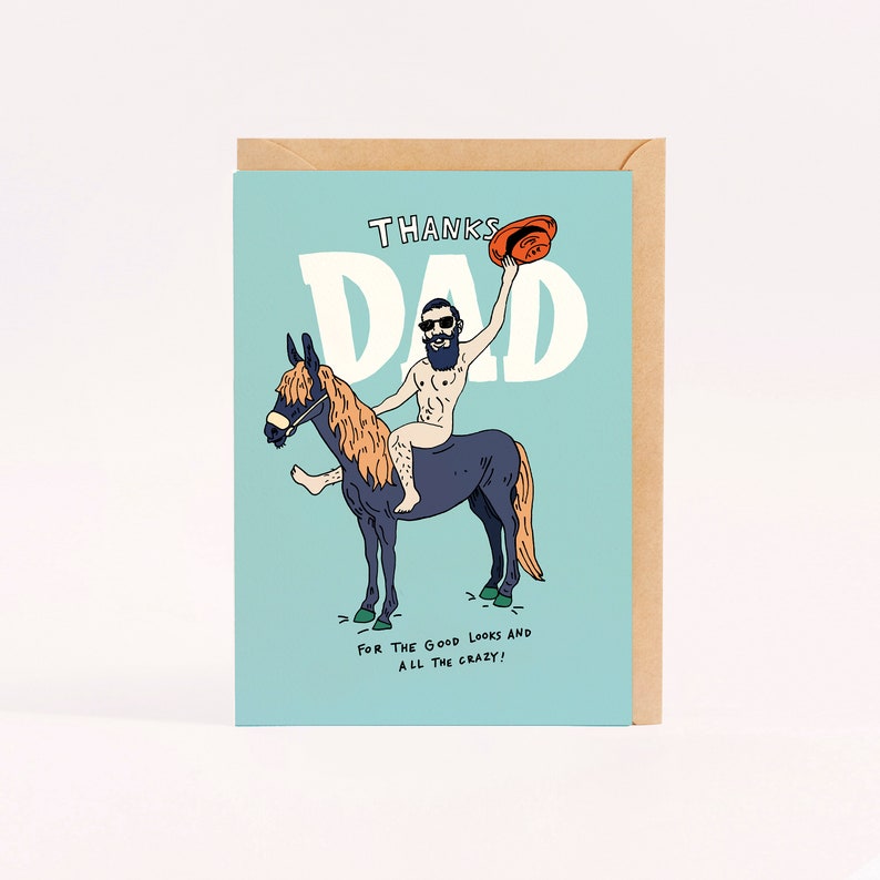 Op de afbeelding: Een lichtblauwe kaart met een cartoonillustratie van een man die op een paard rijdt. De man draagt een zonnebril en een hoed. De kaart zegt "Bedankt Papa" en "Voor de goede looks en alle gekte!"