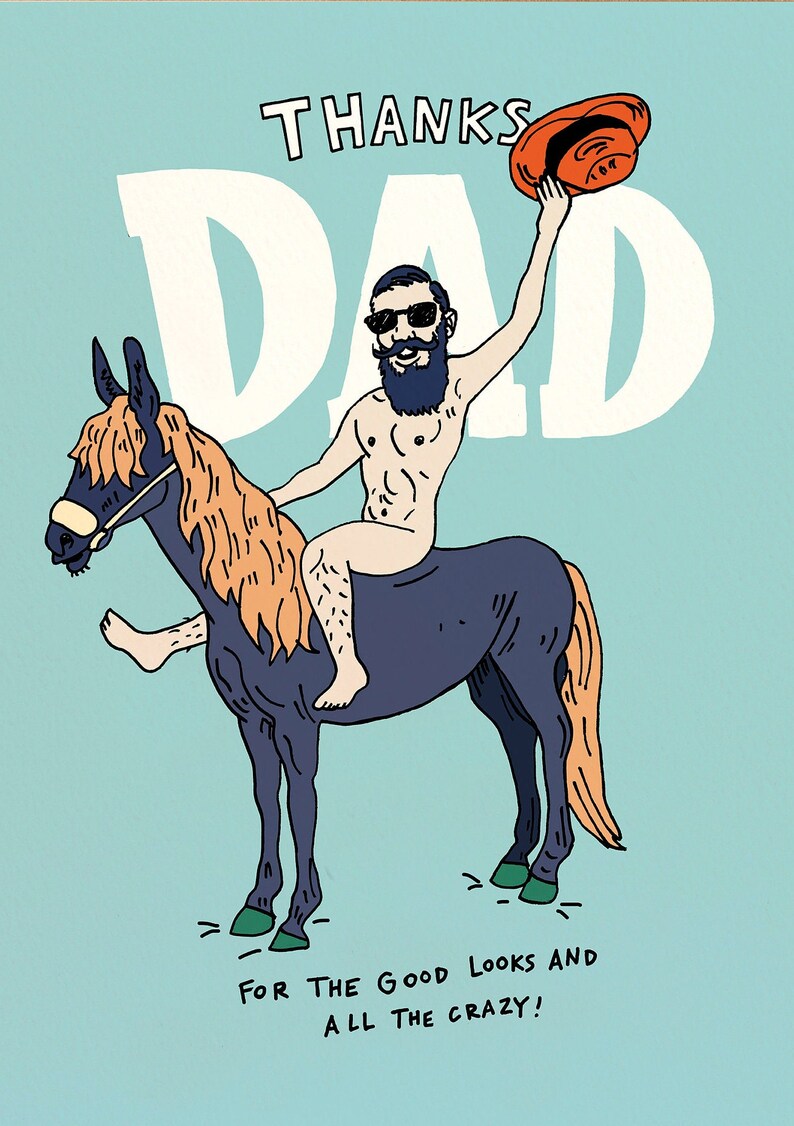 Op de afbeelding: Een humoristische kaart met een cartoonillustratie van een man die op een paard rijdt, een zonnebril draagt en een baard heeft. De tekst op de kaart luidt "Bedankt Papa" en "Voor de goede looks en al het gekke!"