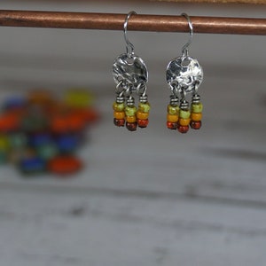 Handgemachte Ohrringe aus gehämmerten Silber und Böhmischen Glasperlen