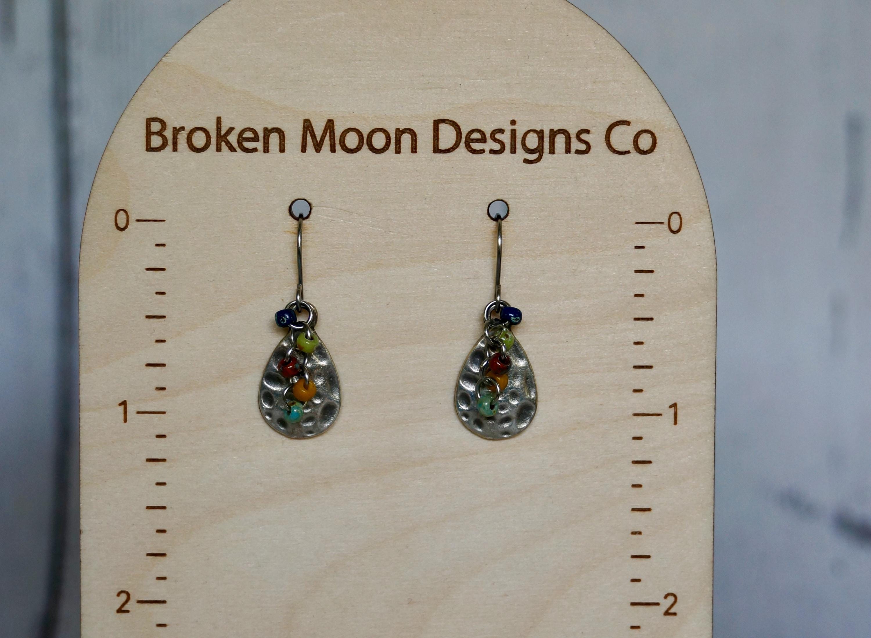 Vintage Hand-Hammered Artisan Silver Green Beaded Chandelier Drop Earrings Green Onyx Teardrop Earrings, Sterling Silver Boho Dangle  main image 2