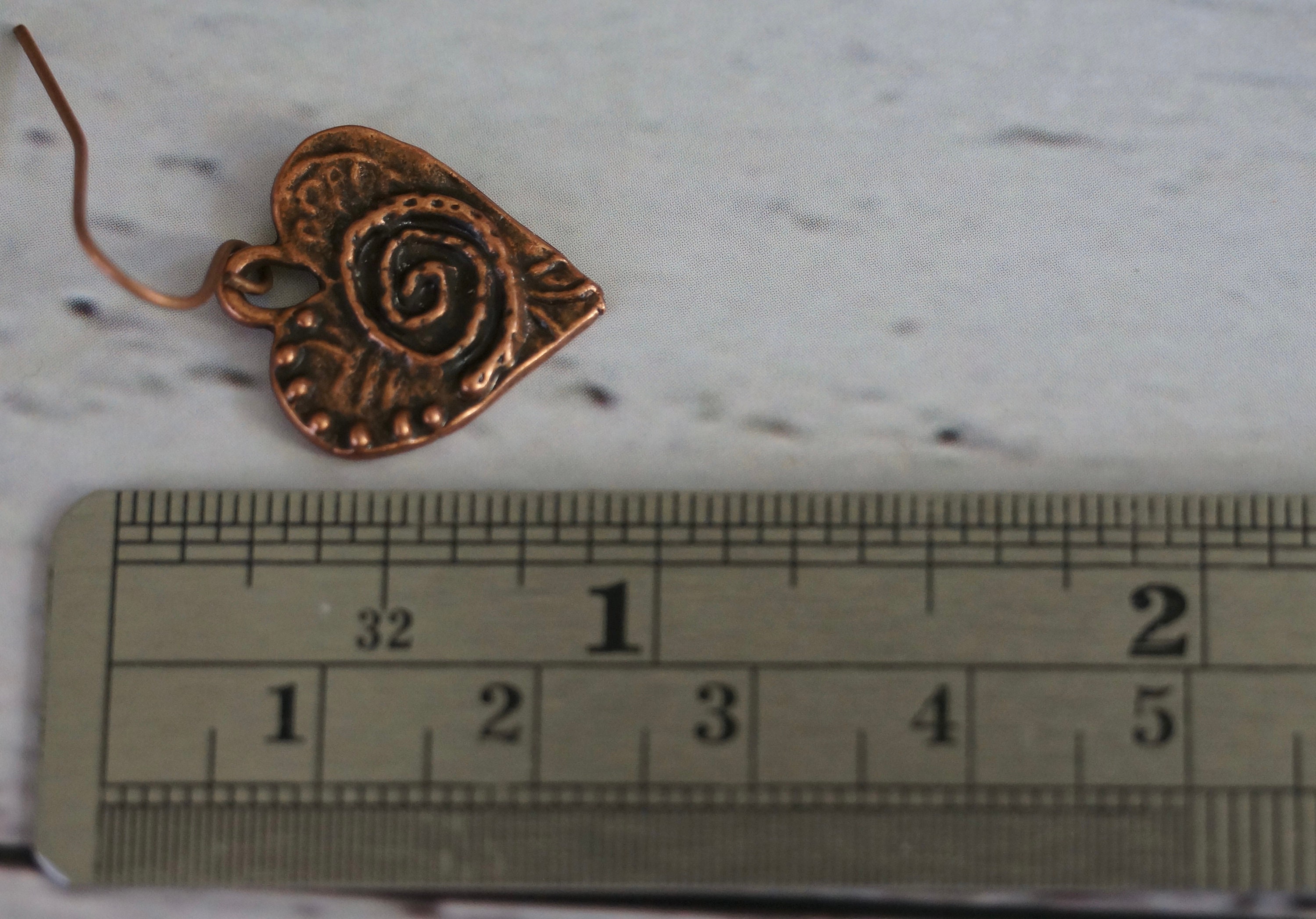 Orecchini a forma di cuore in alluminio martellato oversize, ganci in argento 925, regalo di San Valentino in stile bohémien, design minimale, gioielli romantici e audaci. - Italia
