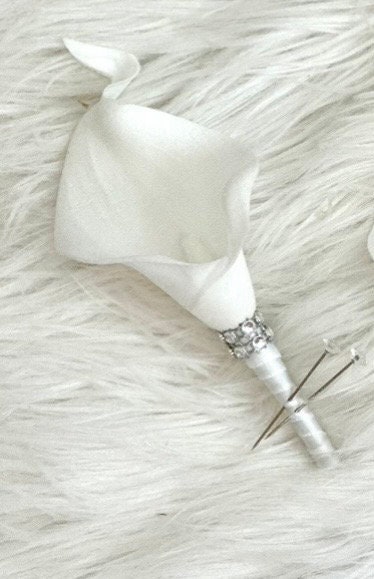 INIFLM 6 Pezzi Artificiali Calla Lily Boutonniere Con Spille, Sposo E
