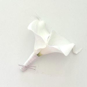 White Calla Lily Boutonniere, Real Touch Calla Lily Boutonniere, Cream Lily Boutonniere, Grooms Boutonniere, Groomsman Boutonniere, White Bo