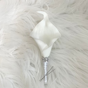 White Calla Lily Boutonniere, Real Touch Calla Lily Boutonniere, Cream Lily Boutonniere, Grooms Boutonniere, Groomsman, Silver Boutonnière