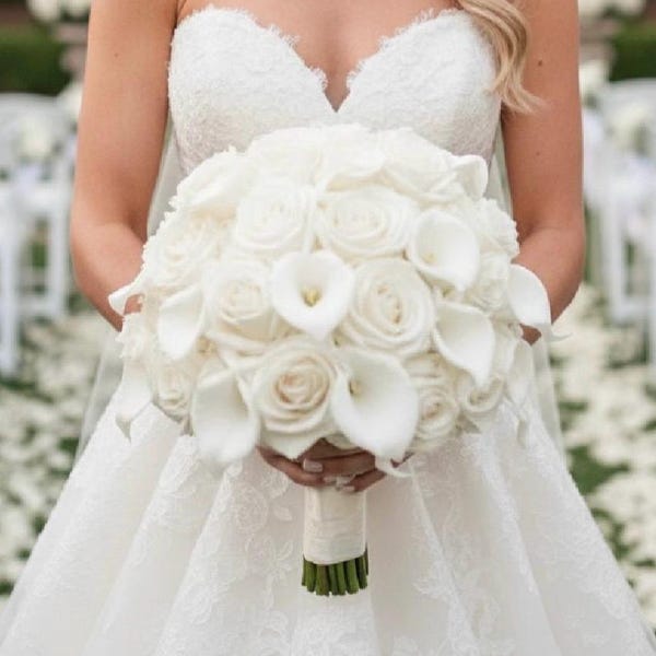 Ramo de novia de rosas color marfil y calas. Flores de boda realistas.