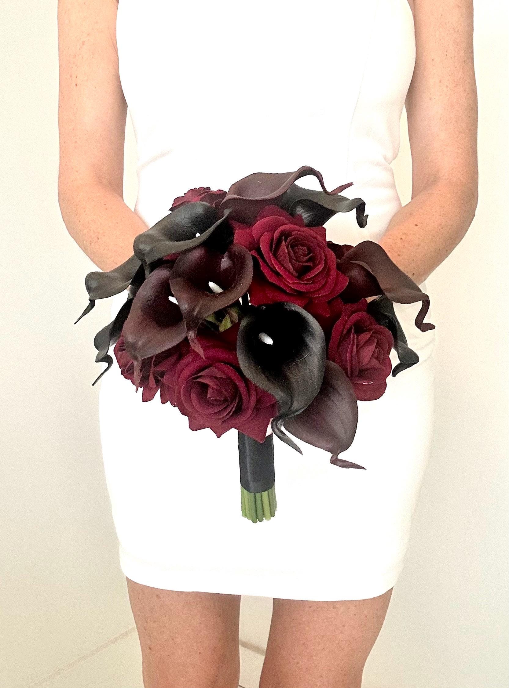 Ramo de novia de 25 cm con broche de calas en rojo intenso y negro - Etsy  México, image size:1666x2254