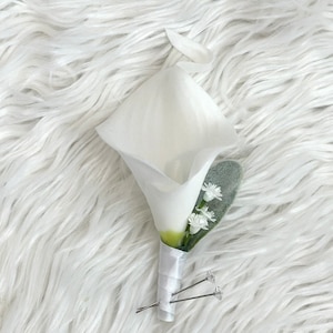 White Calla Lily Boutonniere, Real Touch Calla Lily Boutonniere, Cream Lily Boutonniere, Grooms Boutonniere, Groomsman, Silver Boutonnière