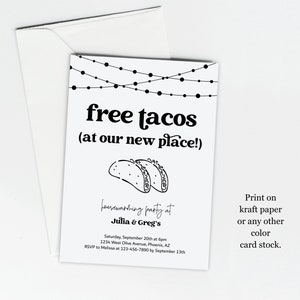 K&ouml;nnte beinhalten: Eine schwarz-wei&szlig;e Einladung mit einer Lichterkette oben. Der Text lautet "free tacos (at our new place!)" mit einer Zeichnung von zwei Tacos darunter. Die Einladung ist f&uuml;r eine Einweihungsparty bei Julia & Greg am 20. September um 18 Uhr. Die Adresse lautet 1234 West Olive Avenue, Phoenix, AZ. Die RSVP-Informationen sind, Melissa unter 123-456-7890 bis zum 13. September anzurufen. Der Text "Drucken Sie auf Kraftpapier oder auf Karton in einer anderen Farbe." befindet sich unten rechts.