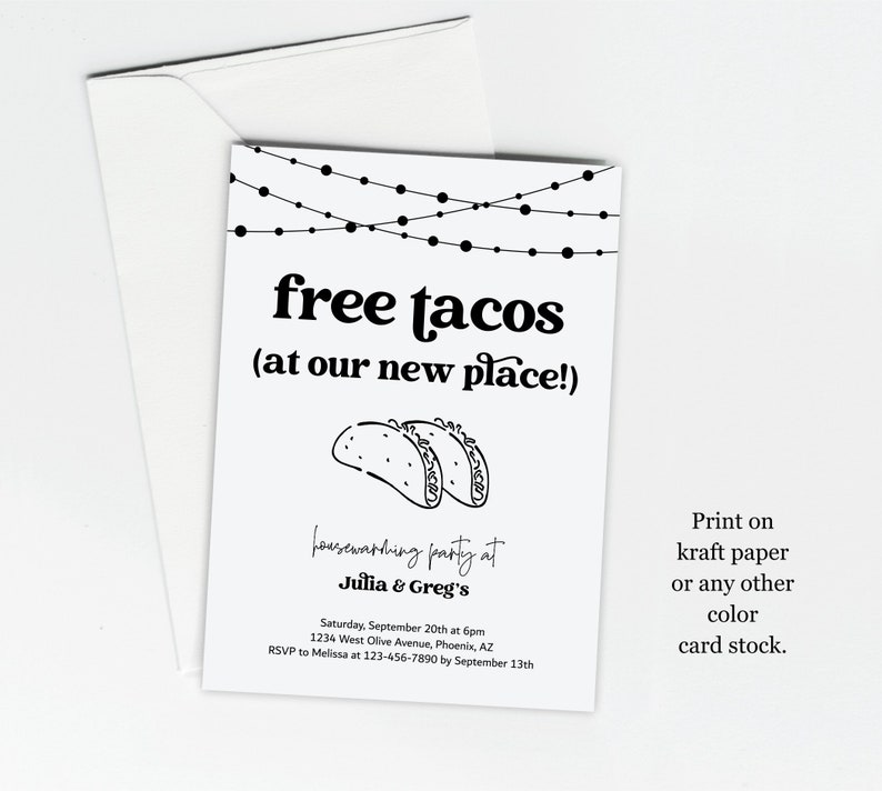 K&ouml;nnte beinhalten: Eine schwarz-wei&szlig;e Einladung mit einer Lichterkette oben. Der Text lautet "free tacos (at our new place!)" mit einer Zeichnung von zwei Tacos darunter. Die Einladung ist f&uuml;r eine Einweihungsparty bei Julia & Greg am 20. September um 18 Uhr. Die Adresse lautet 1234 West Olive Avenue, Phoenix, AZ. Die RSVP-Informationen sind, Melissa unter 123-456-7890 bis zum 13. September anzurufen. Der Text "Drucken Sie auf Kraftpapier oder auf Karton in einer anderen Farbe." befindet sich unten rechts.