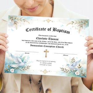 Op de afbeelding: Een doopcertificaat met de tekst "Certificate of Baptism" en de naam "Charlotte Thomas". Het document bevat een gouden kruis, duiven en bloemmotieven in blauw- en groentinten. Het certificaat wordt door een persoon vastgehouden.