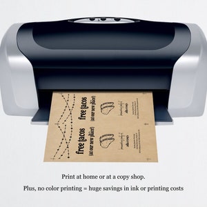 K&ouml;nnte beinhalten: Ein schwarz-silberner Drucker mit einem Blatt braunem Papier, das aus dem Drucker kommt. Das Papier tr&auml;gt den Text "free tacos (at our new place!)".