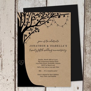 Puede incluir: Una invitación de aniversario de bodas con un diseño de silueta de árbol. La invitación presenta el texto "join us to celebrate JONATHON & ISABELLA'S twenty fifth wedding anniversary". La invitación está impresa sobre un fondo de papel kraft con un sobre negro.