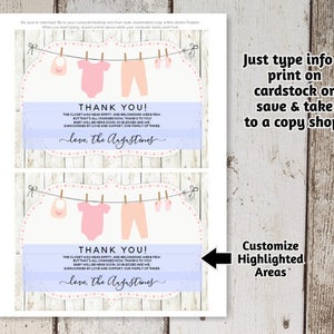 Op de afbeelding: Een bedankkaartje om te printen voor een babyshower. De kaart heeft een lichtblauwe achtergrond met een witte cirkel in het midden. De cirkel heeft een roze-wit stippenpatroon en een waslijn met babykleding die eraan hangt. De tekst "Bedankt!" staat in zwarte letters onderaan de cirkel. De tekst "De kast was bijna leeg en er waren maar weinig spullen, maar dat is nu allemaal veranderd, dankzij jou. De baby is binnenkort hier, we zijn zo gezegend, omringd door liefde en steun, ons gezin van drie. Liefs, de Augustines" staat in zwarte letters onder de cirkel. De tekst "Typ gewoon de informatie in en print op stevig papier of sla op en breng naar een kopieerwinkel!" staat in zwarte letters aan de rechterkant van de kaart. De tekst "Aanpasbare gebieden markeren" staat in zwarte letters aan de rechterkant van de kaart met een pijl die naar de tekst op de kaart wijst.