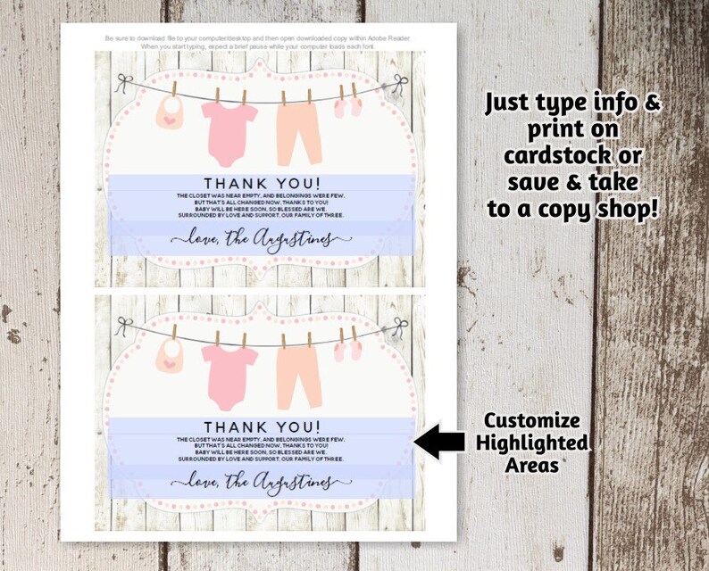 Op de afbeelding: Een bedankkaartje om te printen voor een babyshower. De kaart heeft een lichtblauwe achtergrond met een witte cirkel in het midden. De cirkel heeft een roze-wit stippenpatroon en een waslijn met babykleding die eraan hangt. De tekst "Bedankt!" staat in zwarte letters onderaan de cirkel. De tekst "De kast was bijna leeg en er waren maar weinig spullen, maar dat is nu allemaal veranderd, dankzij jou. De baby is binnenkort hier, we zijn zo gezegend, omringd door liefde en steun, ons gezin van drie. Liefs, de Augustines" staat in zwarte letters onder de cirkel. De tekst "Typ gewoon de informatie in en print op stevig papier of sla op en breng naar een kopieerwinkel!" staat in zwarte letters aan de rechterkant van de kaart. De tekst "Aanpasbare gebieden markeren" staat in zwarte letters aan de rechterkant van de kaart met een pijl die naar de tekst op de kaart wijst.