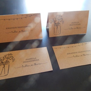 Tarjeta de lugar de boda imprimible - Descarga de plantilla de tarjeta de lugar - Tarro de masón rústico y luces de hadas - Papel Kraft - Tarjeta de visita Avery Tent Card