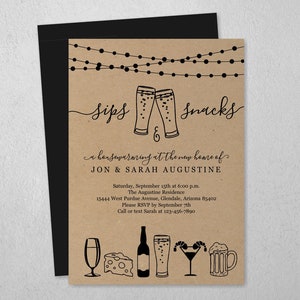 Könnte beinhalten: Eine braune Papiereinladung mit schwarzem Text und Illustrationen für eine Einweihungsfeier. Die Einladung lautet "Sips & Snacks a housewarming at the new home of Jon & Sarah Augustine" mit Datum, Uhrzeit und Ort der Feier. Die Einladung enthält auch eine Lichterkette und Illustrationen von Getränken.