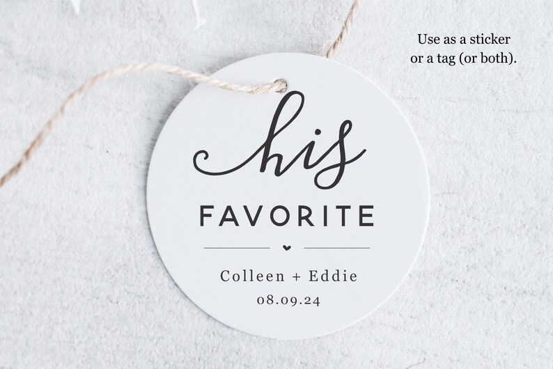 Op de afbeelding: Ronde witte sticker met zwarte tekst die "his FAVORITE" luidt met een klein hartje en de namen Colleen en Eddie en de datum 08.09.24. De sticker is bevestigd aan een stuk touw.