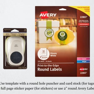 Pu&ograve; includere: Immagine di etichette rotonde Avery e una perforatrice. La confezione delle etichette &egrave; marrone con testo bianco e la perforatrice &egrave; bianca con un cerchio nero. Le etichette hanno un diametro di 5 cm.
