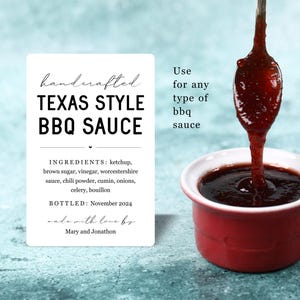 K&ouml;nnte beinhalten: Ein wei&szlig;es Etikett mit schwarzem Text, auf dem "handcrafted TEXAS STYLE BBQ SAUCE" steht. Das Etikett enth&auml;lt auch die Zutaten und das Abf&uuml;lldatum. Der Text "Use for any type of bbq sauce" ist auf wei&szlig;em Hintergrund geschrieben. Im Hintergrund ist eine rote Sch&uuml;ssel mit einer dunkelroten Sauce zu sehen.