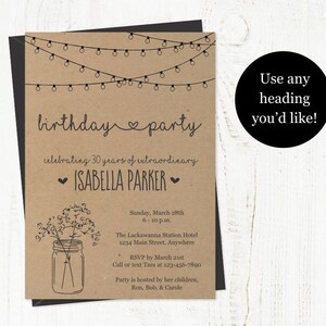 Peut inclure: Une invitation de f&ecirc;te d'anniversaire en papier brun avec du texte noir et des guirlandes lumineuses. L'invitation indique "birthday party celebrating 30 years of extraordinary Isabella Parker". L'invitation comprend la date, l'heure, le lieu et les informations RSVP.