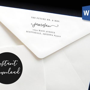 Op de afbeelding: Een witte envelop met een zwart-wit retour-adreslabel met de tekst "THE FUTURE MR. & MRS. jameson 1234 MAIN AVENUE SCOTTSDALE, ARIZONA 85302". Een zwarte cirkel met witte tekst die "instant download" luidt, bevindt zich in de linkerbenedenhoek van de afbeelding.