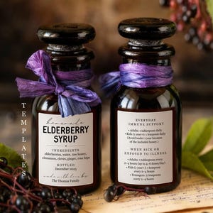 Puede incluir: Dos botellas de vidrio oscuro de jarabe de saúco, cada una con una tapa negra y una cinta morada. Una etiqueta dice "Jarabe de saúco casero" con ingredientes. La otra etiqueta dice "Apoyo inmunológico diario".