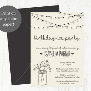 Peut inclure: Une invitation d'anniversaire imprimable avec un fond cr&egrave;me et du texte noir. L'invitation pr&eacute;sente une guirlande de lumi&egrave;res, un bocal en verre avec des fleurs et le texte "birthday party celebrating 30 years of extraordinary ISABELLA PARKER".