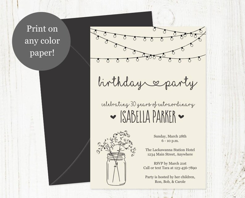 Peut inclure: Une invitation d'anniversaire imprimable avec un fond cr&egrave;me et du texte noir. L'invitation pr&eacute;sente une guirlande de lumi&egrave;res, un bocal en verre avec des fleurs et le texte "birthday party celebrating 30 years of extraordinary ISABELLA PARKER".