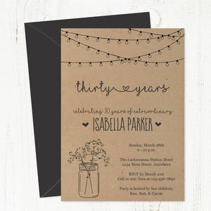 Peut inclure: Une carte d'invitation de couleur marron rustique avec des guirlandes lumineuses, un c&oelig;ur et le texte "thirty years celebrating 30 years of extraordinary ISABELLA PARKER". L'invitation d&eacute;taille une f&ecirc;te pour Isabella Parker le dimanche 28 mars de 18h &agrave; 22h &agrave; The Lackawanna Station Hotel, 1234 Main Street, Anywhere. RSVP avant le 21 mars, appelez ou envoyez un SMS &agrave; Tara au 123-456-7890. La f&ecirc;te est organis&eacute;e par ses enfants, Ron, Bob et Carole.