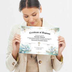 Op de afbeelding: Een doopcertificaat met een bloemen- en duivenontwerp. Het certificaat heeft bovenaan de woorden "Certificate of Baptism", met de naam "Charlotte Thomas" en de naam van de kerk eronder. Het certificaat wordt door een persoon vastgehouden.