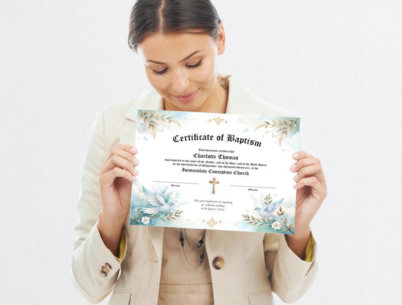 Op de afbeelding: Een doopcertificaat met een bloemen- en duivenontwerp. Het certificaat heeft bovenaan de woorden "Certificate of Baptism", met de naam "Charlotte Thomas" en de naam van de kerk eronder. Het certificaat wordt door een persoon vastgehouden.