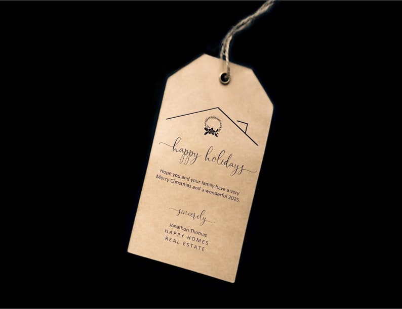Puede incluir: Una etiqueta de regalo de papel marr&oacute;n con una cuerda, con el texto "happy holidays" en escritura elegante. Un contorno de casa con una corona est&aacute; encima del texto. La etiqueta incluye un mensaje festivo y el nombre "Jonathon Thomas".