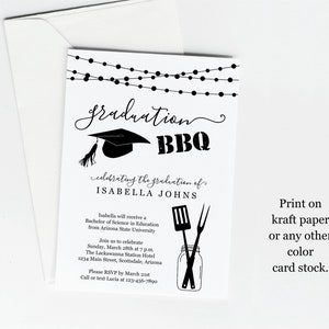 Pu&ograve; includere: Invito a una festa di laurea in bianco e nero con luci a catena, un cappello di laurea, una spatola, una forchetta e un barattolo di vetro. Il testo recita "graduation BBQ celebrating the graduation of ISABELLA JOHNS". L'invito include anche i dettagli dell'evento, tra cui la data, l'ora, il luogo e le informazioni RSVP. Stampa su carta kraft o qualsiasi altro tipo di cartoncino colorato.