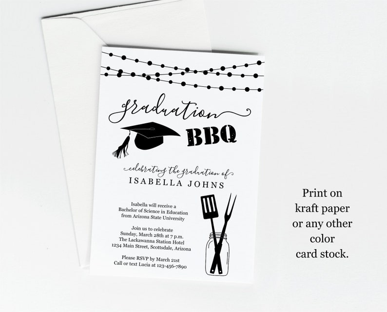 Pu&ograve; includere: Invito a una festa di laurea in bianco e nero con luci a catena, un cappello di laurea, una spatola, una forchetta e un barattolo di vetro. Il testo recita "graduation BBQ celebrating the graduation of ISABELLA JOHNS". L'invito include anche i dettagli dell'evento, tra cui la data, l'ora, il luogo e le informazioni RSVP. Stampa su carta kraft o qualsiasi altro tipo di cartoncino colorato.