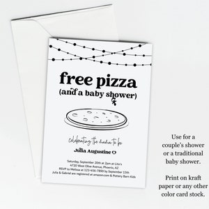 Może przedstawiać: Czarno-biała, drukowana zaproszenie na baby shower z tekstem "darmowa pizza (i baby shower)" i kreskową pizzą. Zaproszenie zawiera szczeg&oacute;ły dotyczące baby shower dla Julii Augustine.